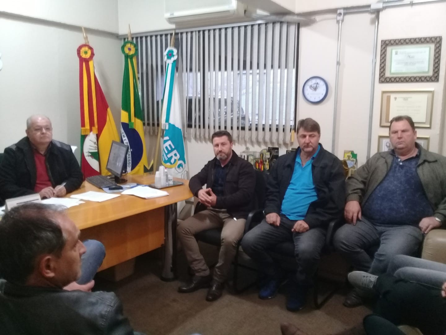 Agenda na UVERGS( União Dos Vereadores Do Estado Do Rio Grande do Sul) juntamente com colegas vereadores de outros municípios discutindo ações e estratégias para a crise econômica e social que atinge os municípios.